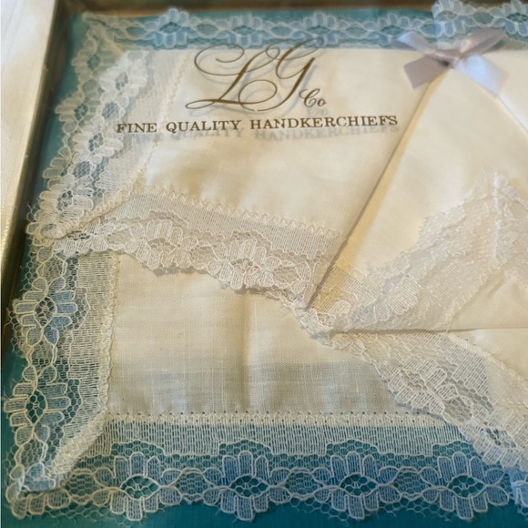 Vintage Elegant Lace Handkerchief Set - Picture 2 of 4